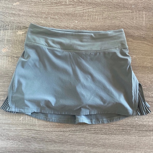 SOLD Lululemon Play Off The Pleats Skirt in Grey Sage Size 4 - Picture 4 of 8